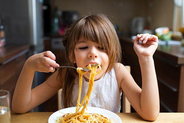 ajudar a criança a comer de forma lúdica e sem pressão