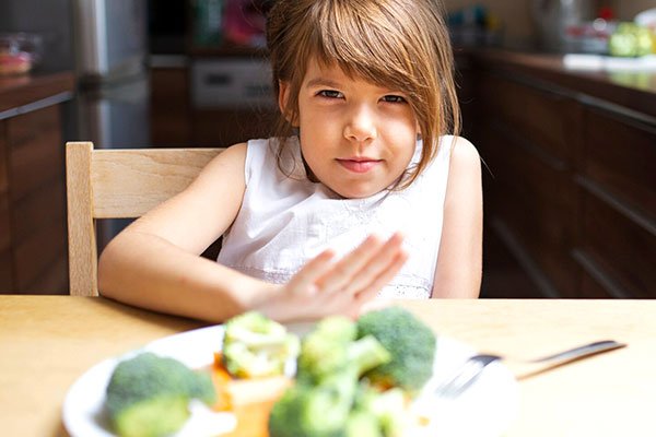criança rejitando alguns tipos de alimentos