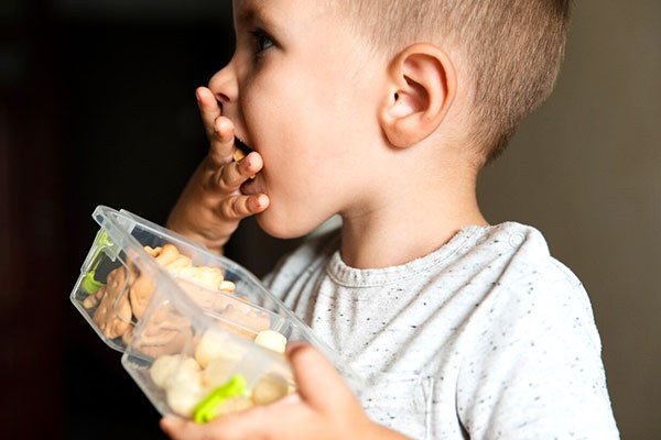 criança de alimentando bem depois de tratar a seletividade alimentar