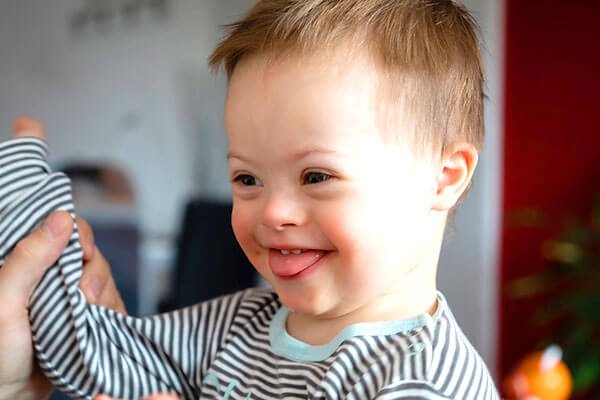 fisioterapia para crianças com hipotonia que afeta a mastigação e a deglutição